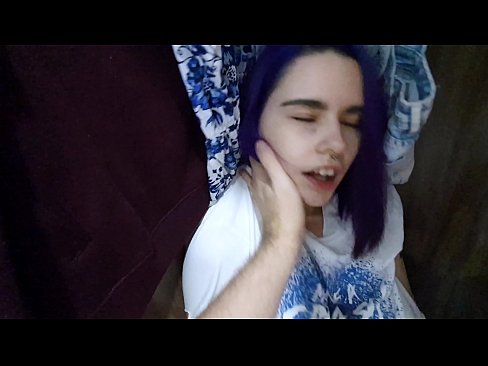 ❤️ 在壁櫥裡找到我姐姐並幫她射精 ❌ 他媽的視頻 在我們 ☑
